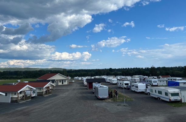 Bildet viser en hel campingplass